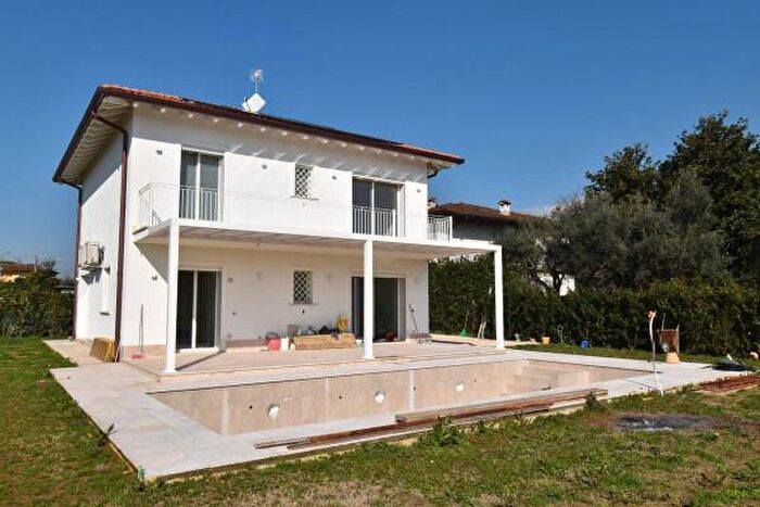 Casa con 6 locali in vendita in Via Serraglio, Pietrasanta