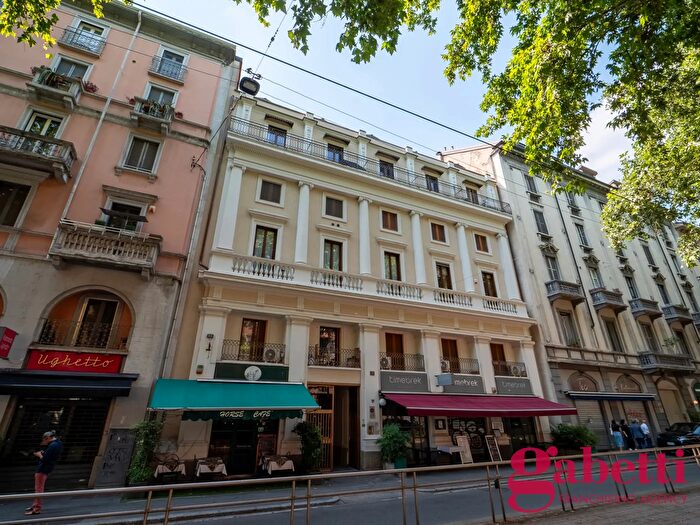 Appartamento trilocale in vendita in Via Montenero, Milano