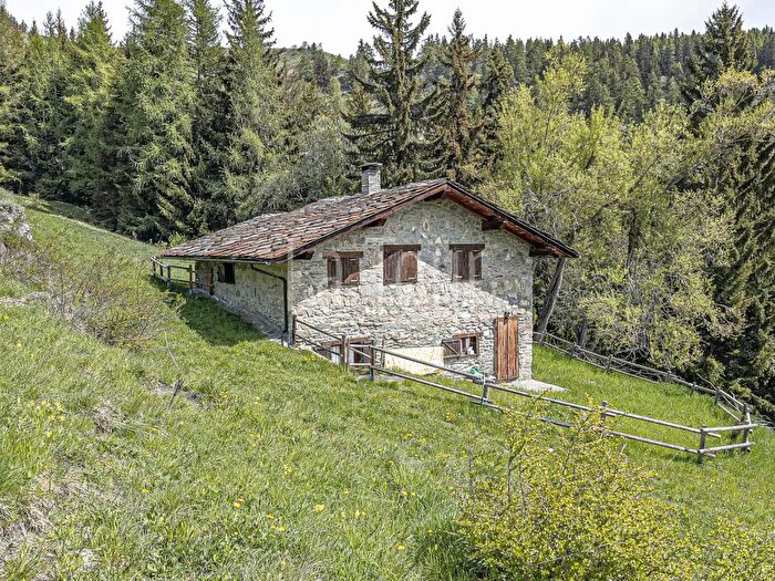 Casa quadrilocale in vendita in Frazione Rossaz, Doues