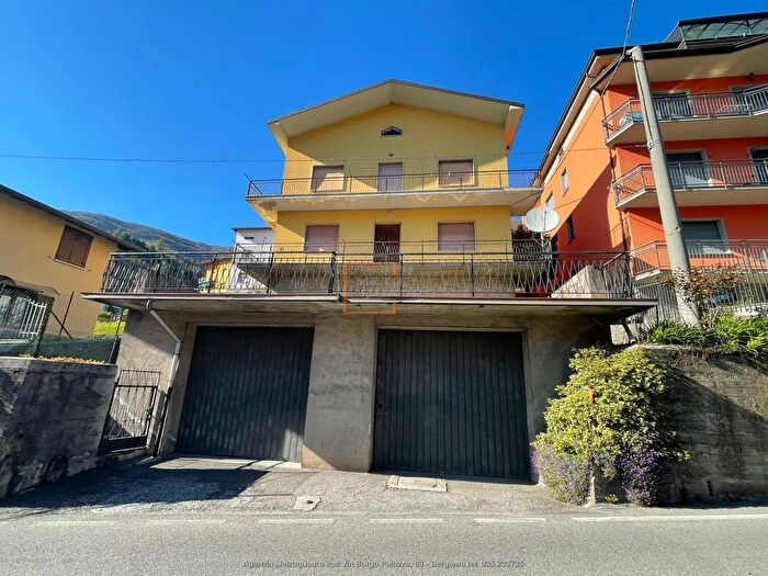 Casa con 8 locali in vendita in Ubiale Clanezzo