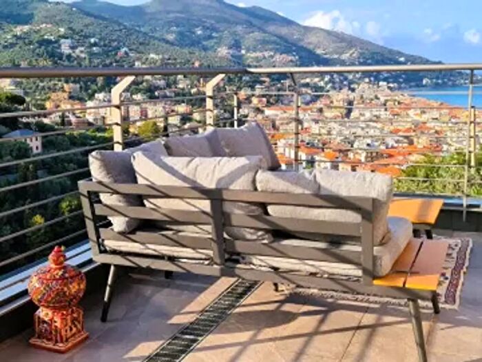 Appartamento trilocale in affitto in Via Vincenzo Nam, Alassio