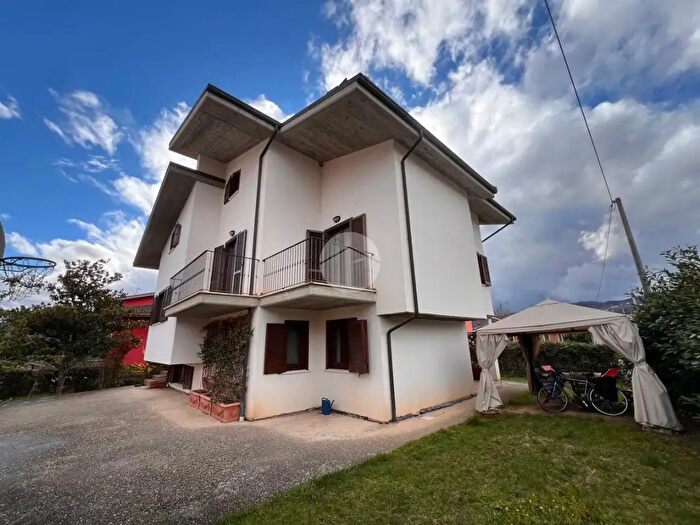 Casa con 11 locali in vendita in Via SantAngelo, LAquila