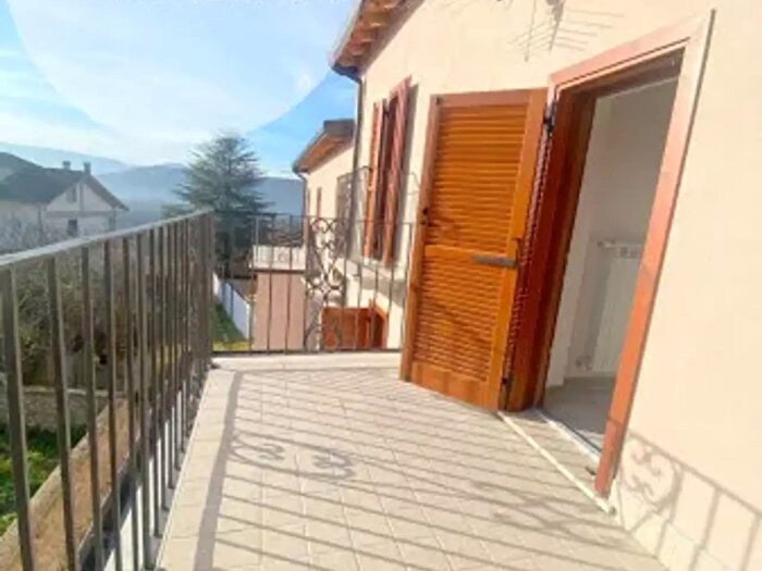 Casa con 5 locali in vendita in Pizzoli