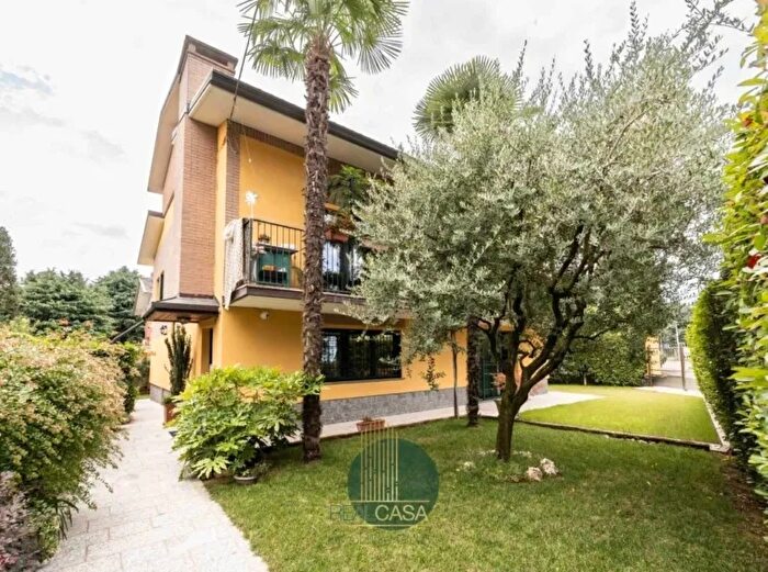 Casa con 7 locali in vendita in Via Caduti della Liberazione Ferrario Uboldo Varese Lombardia Italia, Uboldo