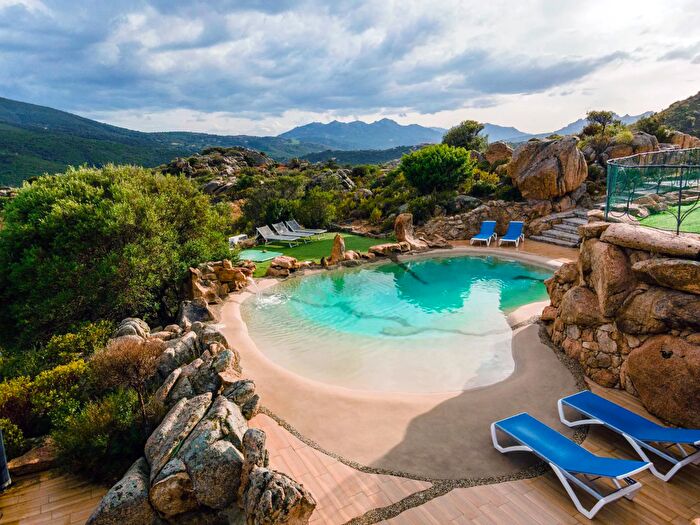 Casa con 6 locali in vendita in Viale Cugnana, Olbia