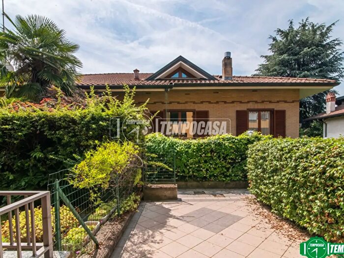 Casa quadrilocale in vendita in Via Monviso, Garbagnate Milanese