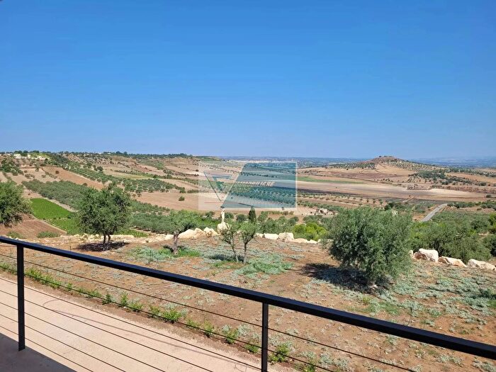 Casa con 10 locali in vendita in Noto