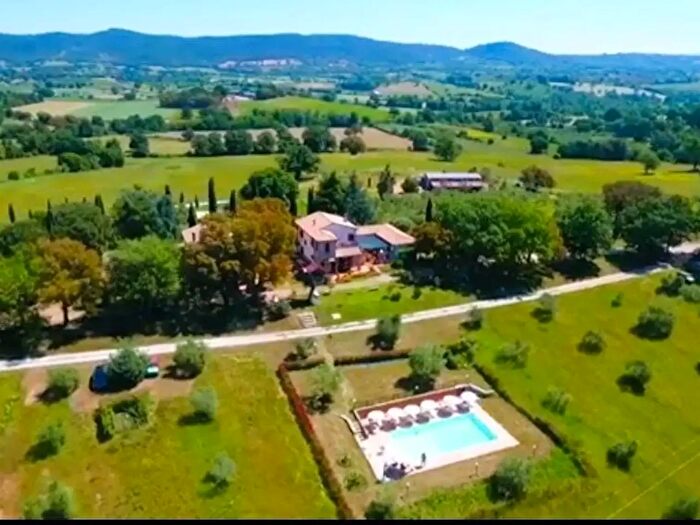 Casa con 18 locali in vendita in Civitella Paganico