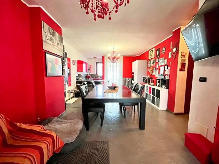 Appartamento trilocale in vendita in Via Venarìa, Torino