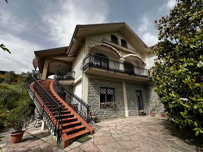 Casa con 8 locali in vendita in Minucciano