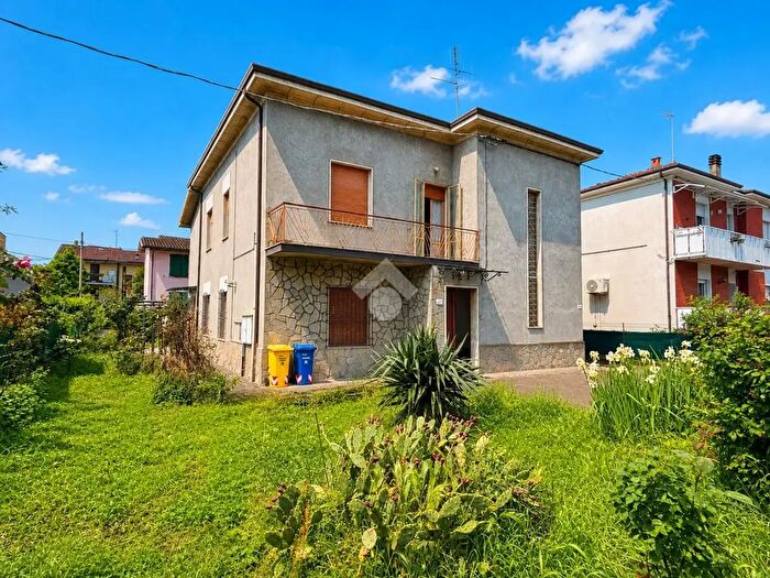 Casa con 8 locali in vendita in Via Giuseppe Mazzatinti, Forli