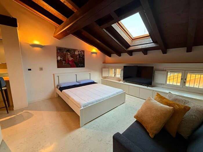 Appartamento monolocale in affitto in Galleria Giovanni Falcone e Paolo Borsellino, Centro Storico, Bologna