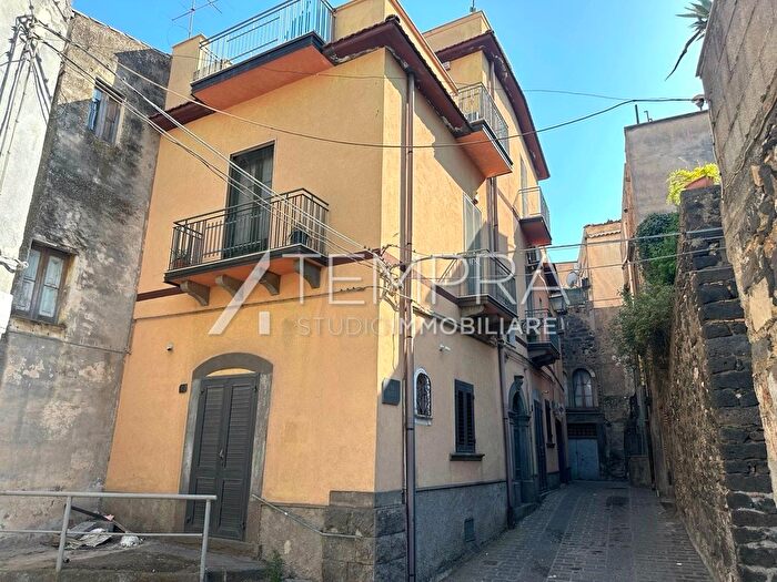 Casa con 14 locali in vendita in Adrano