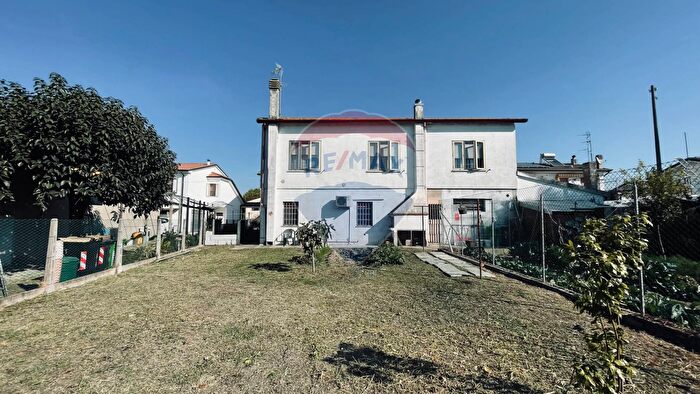 Casa con 6 locali in vendita in Via Roma, Stienta