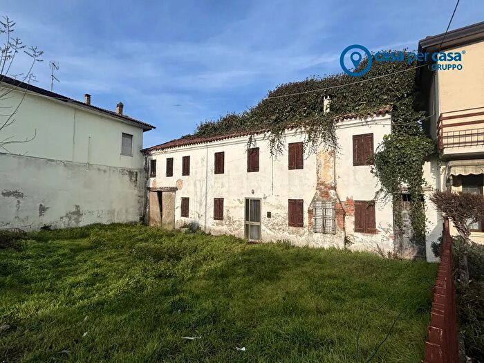 Casa con 6 locali in vendita in Via Roma, Solesino