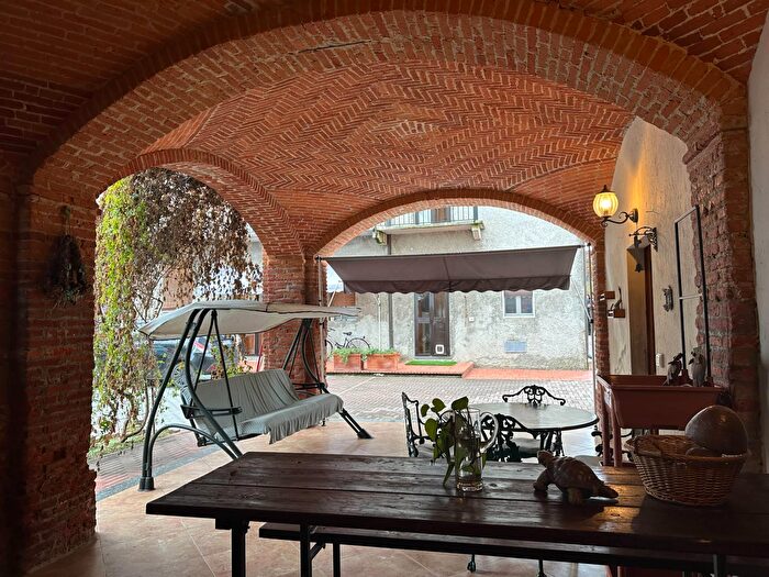 Casa con 9 locali in vendita in Via Repubblica B, Divignano