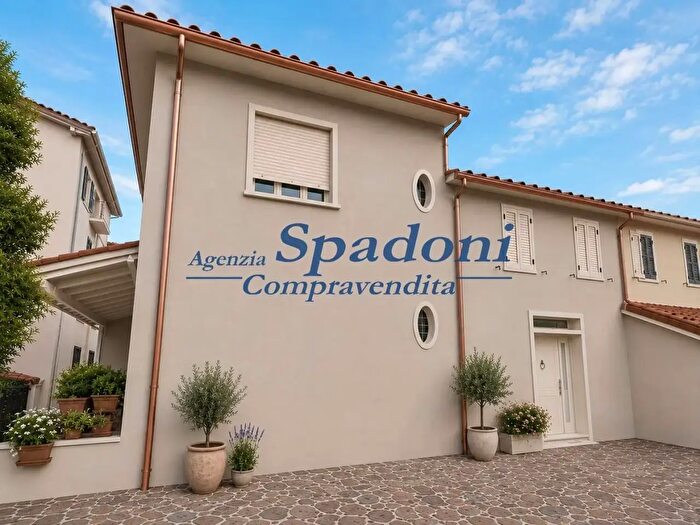 Casa con 8 locali in vendita in Pescia