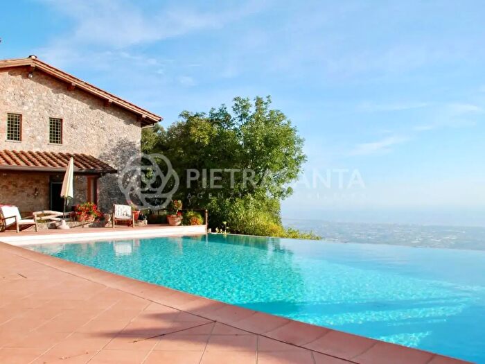 Casa con 8 locali in vendita in Pietrasanta