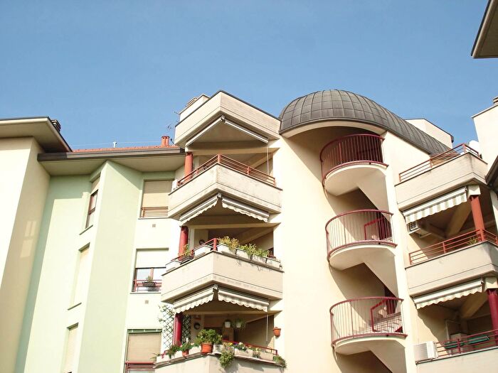 Appartamento trilocale in vendita in Via Redipuglia, Canegrate