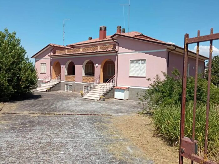 Casa con 12 locali in vendita in Vetralla
