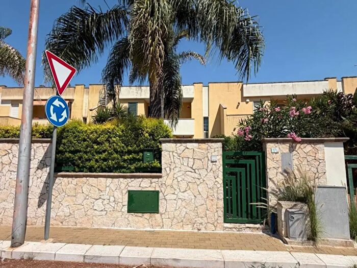 Casa con 6 locali in vendita in Via Salvo d'Acquisto, Tuglie