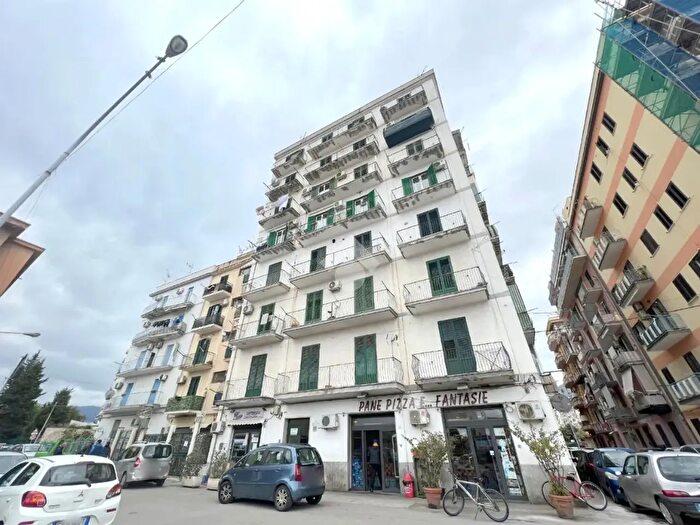 Appartamento trilocale in vendita in Via Cortigiani, Palermo