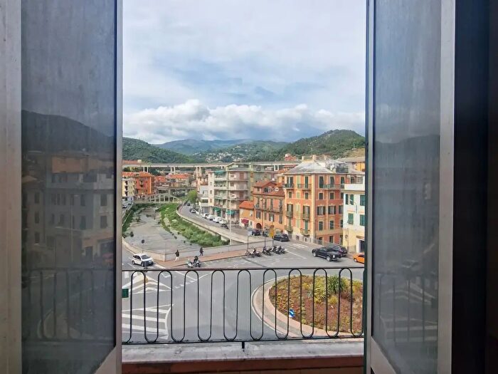 Appartamento trilocale in vendita in Viale Nazioni Unite, Varazze