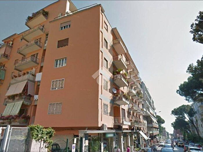 Appartamento trilocale in affitto in Viale colli aminei, Colli Aminei Capodimonte, Napoli
