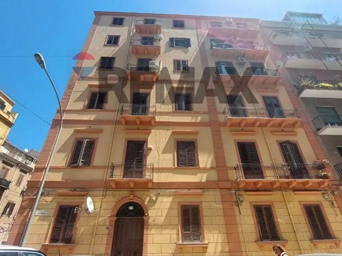 Appartamento con 6 locali in affitto in Via Alessio Narbone, Palermo