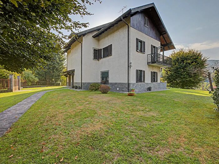 Casa con 12 locali in vendita in Via Monteggia, Brenta