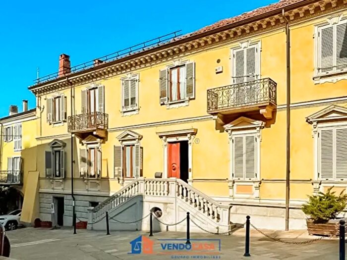 Casa con 6 locali in vendita in Piazza Umberto I, Murazzano