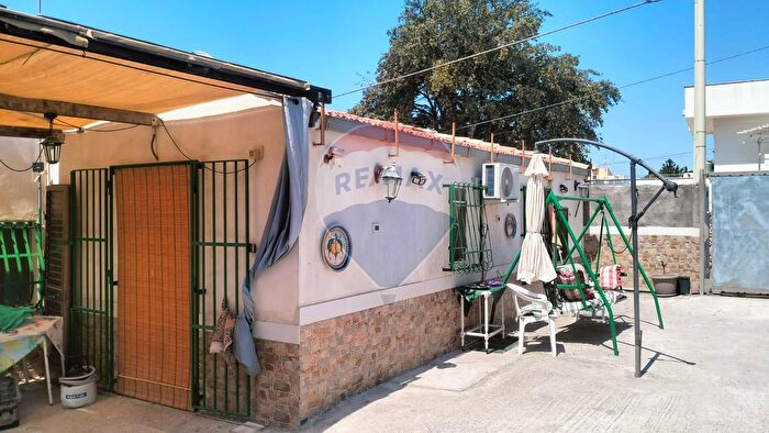 Casa con 10 locali in vendita in Via Baia Dorica, Vittoria