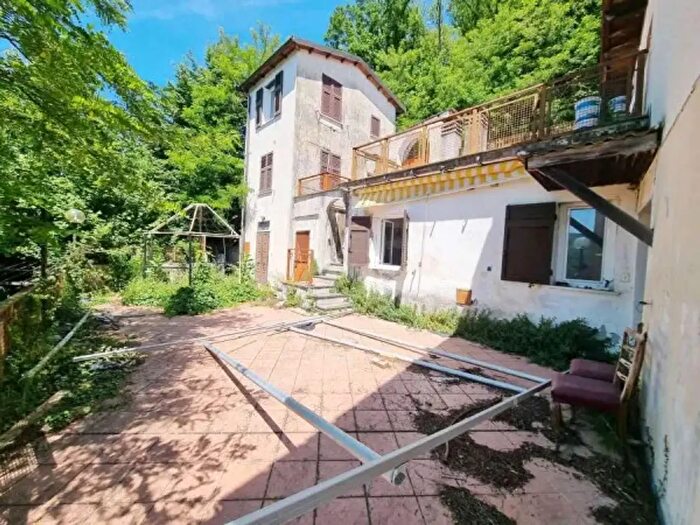 Casa con 6 locali in vendita in Neirone