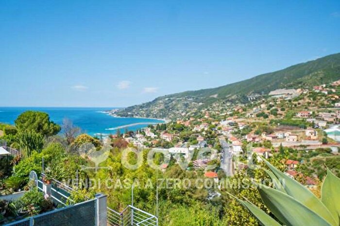 Appartamento quadrilocale in vendita in Via Padre Semeria, Ospedaletti