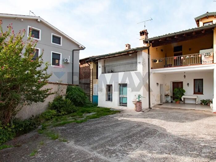 Casa quadrilocale in vendita in Piazza Ippolito Calini, Mairano