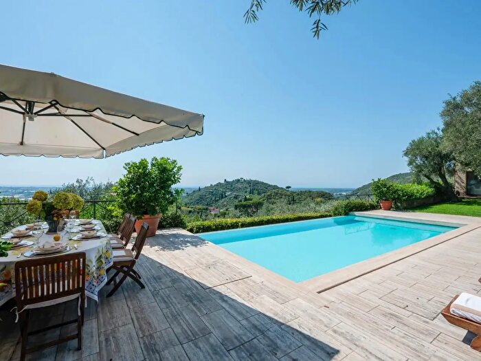 Casa con 9 locali in vendita in Alza Fiorita, Camaiore