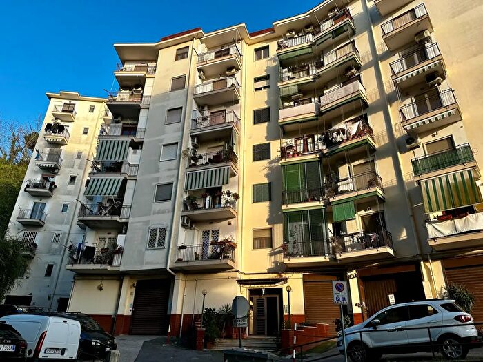 Appartamento con 5 locali in vendita in Via Costantino, Napoli