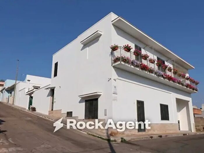 Casa con 6 locali in vendita in Via Gabriele d'Annunzio Ang Via Montegrappa, Alessano