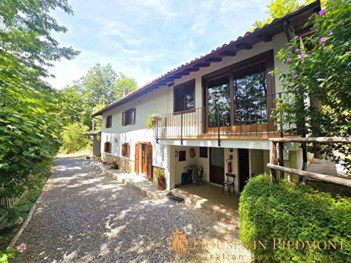 Casa con 6 locali in vendita in Bagnasco