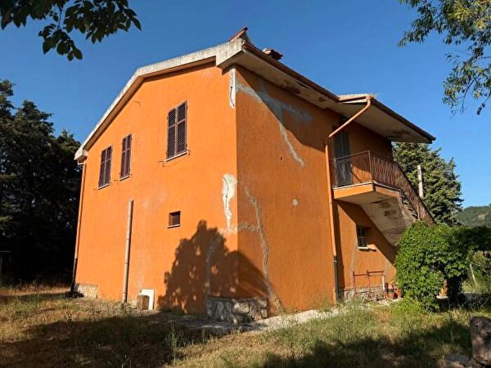 Casa con 6 locali in vendita in Scansano