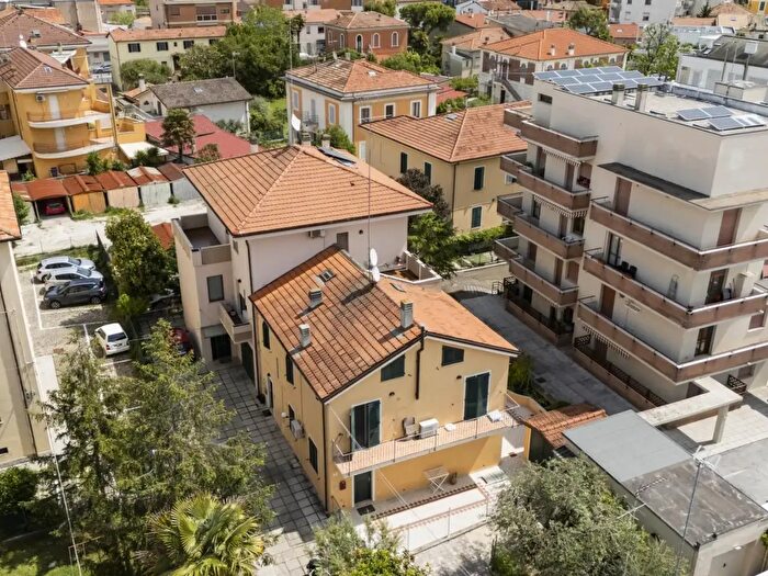 Appartamento con 5 locali in vendita in Via Verdi, Senigallia