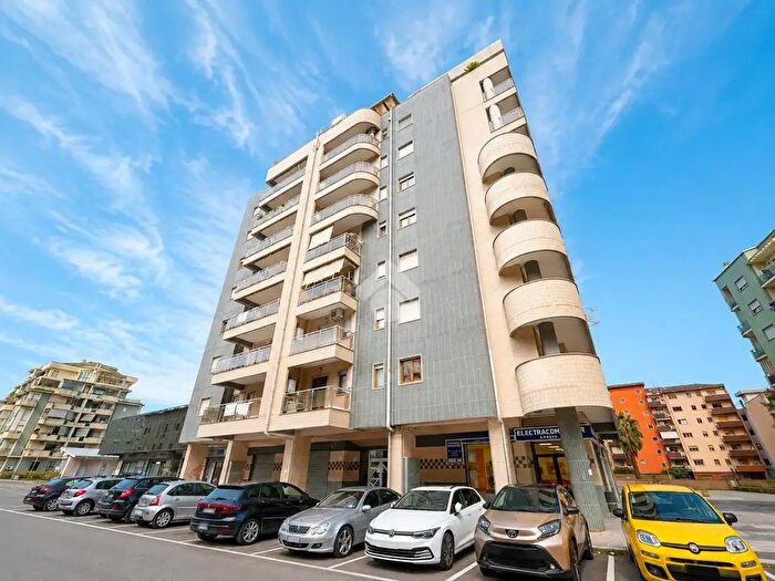 Appartamento trilocale in vendita in Via Eugenio Martorelli, Cosenza