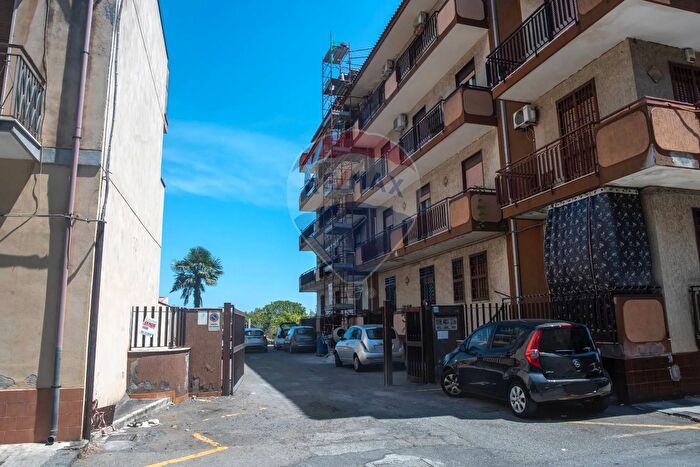 Appartamento trilocale in vendita in Via Croce, Aci Catena