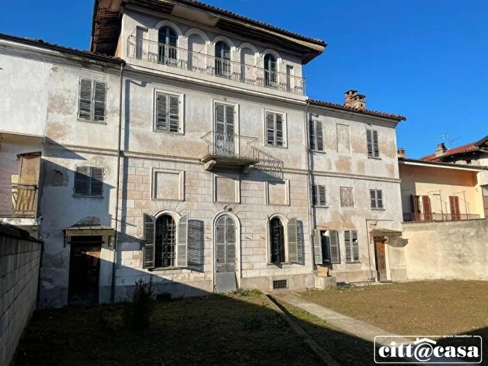 Casa con 13 locali in vendita in Lauriano