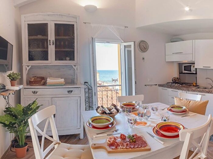 Appartamento quadrilocale in affitto in Via Bartolomeo Bossi, Porto Maurizio, Imperia