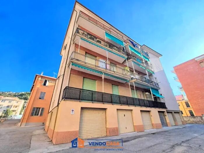 Appartamento trilocale in vendita in Via Camillo Sbarbaro, Finale Ligure