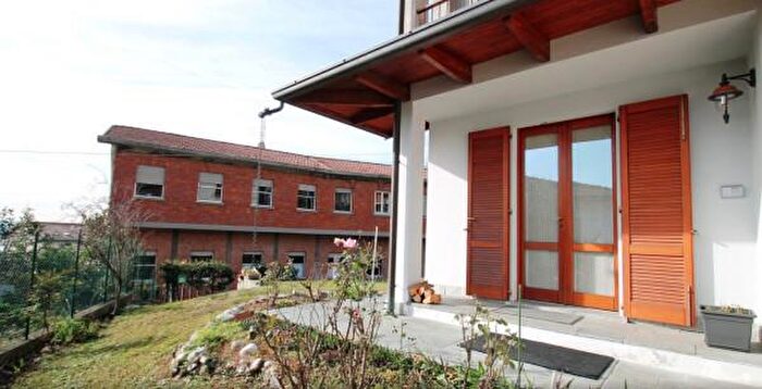 Casa con 6 locali in vendita in Via Cazzaniga, Pusiano