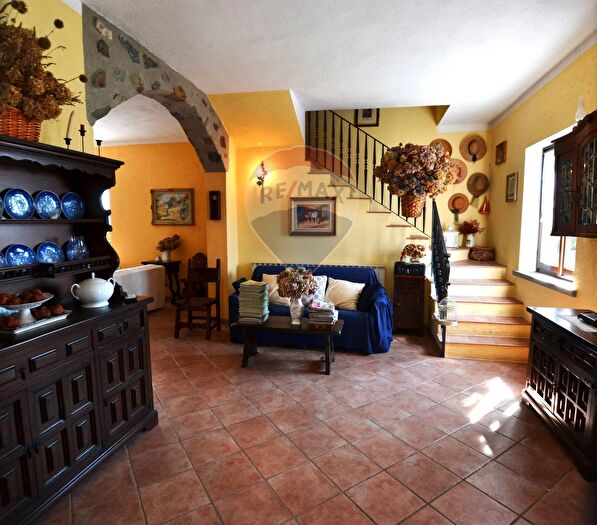 Casa con 8 locali in vendita in Sovere