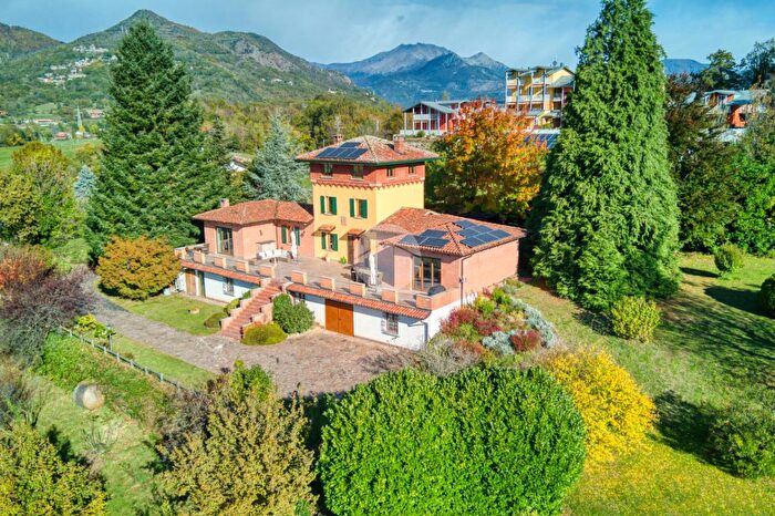 Casa con 8 locali in vendita in Via San Luigi, Giaveno
