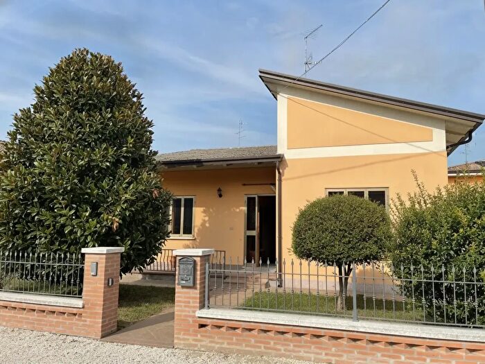 Casa con 5 locali in vendita in Suzzara